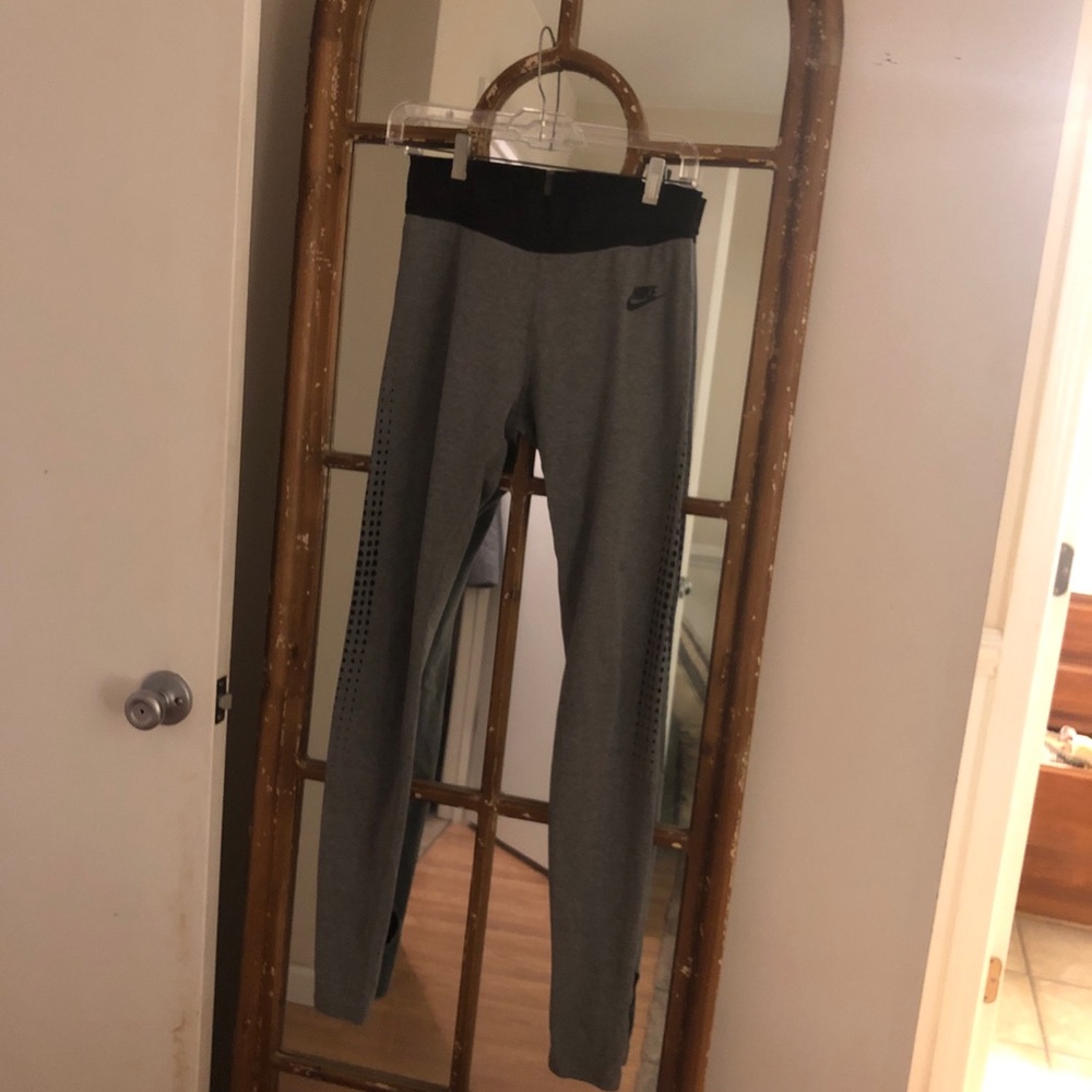 Nike Leggings that go around foot